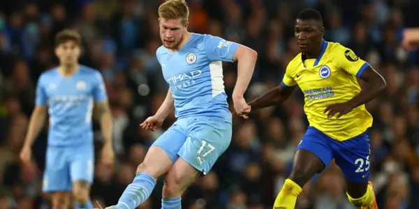 Moisés Caicedo logró neutralizar en los primeros minutos a Kevin De Bruyne