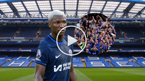 Moisés Caicedo mirando a los hinchas de Chelsea. Foto tomada de: Chelsea