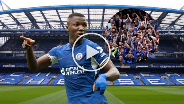 Moisés Caicedo señalando, hinchada de Chelsea. Foto tomada de: Chelsea