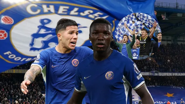Moisés Caicedo y Enzo Fernandez tristes con los hinchas del Chelsea