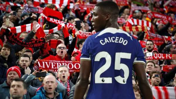 Moisés Caicedo y la hinchada del Liverpool