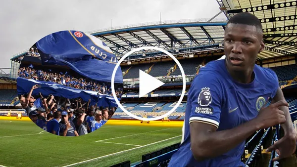 Moisés Caicedo y los hinchas del Chelsea en Stamford Bridge (Foto tomada de: Wikipedia/Chelsea/Atacama)