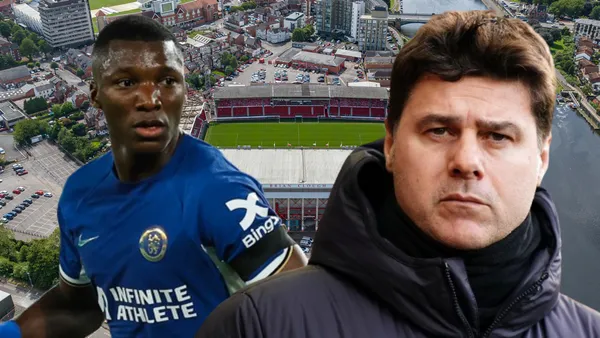 Moisés Caicedo y Mauricio Pochettino en City Grund (Foto tomada de: Wikipedia/Chelsea/beIN Sports)
