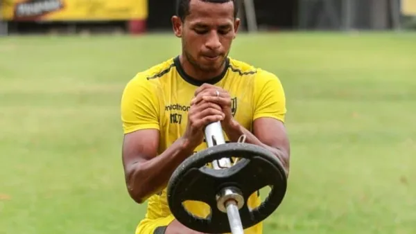 Molina fue de los jugadores más mencionados en el “Clásico del Astillero”