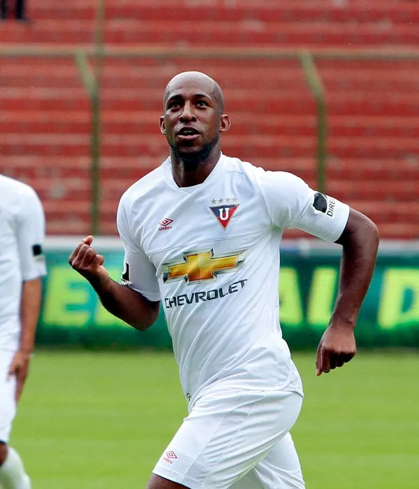 No fue fácil contratarlo y se dice que en Liga de Quito le dieron un auto de lujo de más de 75 mil dólares para que firme por pedido de Luis Zubeldía