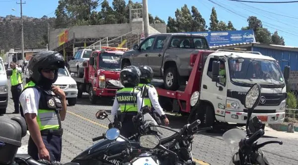 Nuevamente las winchas de la AMT remolcaron varios autos mientras se jugaba el partido por Copa Sudamericana