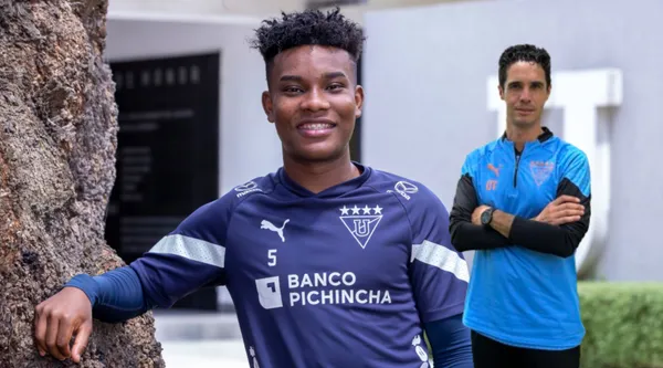 Óscar Zambrano, al lado Josep Alcácer en Liga de Quito. FOTO: Primicias