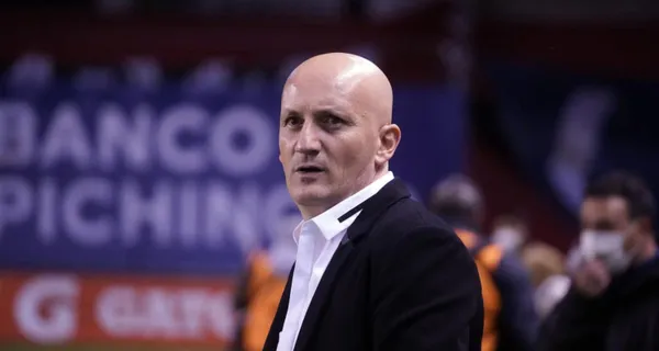 Pablo Marini ha empezado a recibir críticas pese al proceso que sigue con Liga de Quito con miras al 2022. Polo Carrera histórico del club criticó sus antecedentes y quiere a Repetto