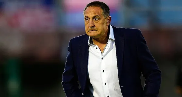 Pablo Marini se trajo los tres puntos de Guayaquil tras vencer a Barcelona SC por 2 a 0. El entrenador le dio cátedra a Fabián Bustos quien venía confiado de ganar