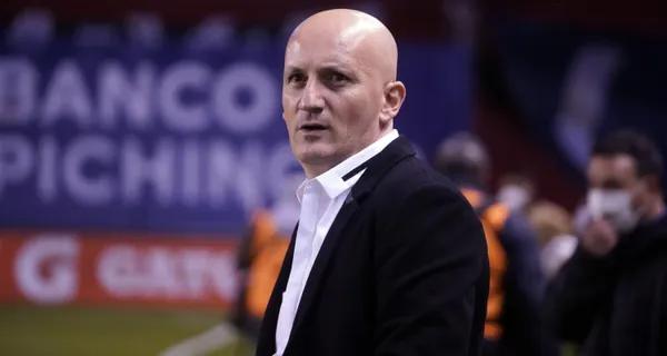 Pablo Repetto cada vez tiene menos crédito en Liga de Quito y con la derrota en casa de Vélez está con un pie fuera de la Copa Libertadores y deberá ir a buscar el resultado en casa de Flamengo