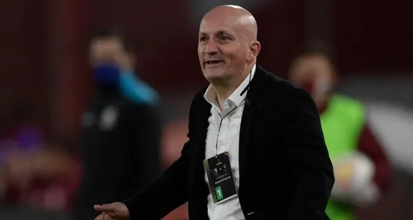 Pablo Repetto no pudo llevar a Liga de Quito a un pase de ronda en la Copa Libertadores, y en los camerinos habría reaccionado, además de conversar con la directiva que viajó hasta Brasil