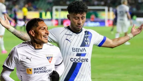 Paolo Guerrero, al lado Joao Rojas.