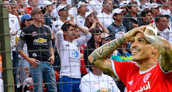 Paolo Guerrero no pudo distinguir a los hinchas de Liga de Quito