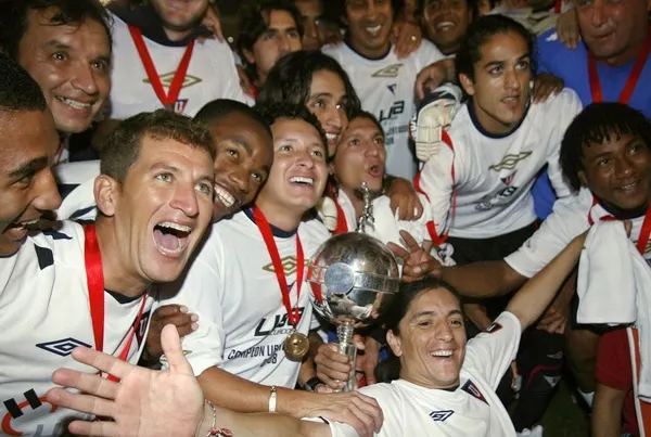 Patricio Urrutia se vistió con la camiseta de Barcelona SC en un cotejo amistoso con ex compañeros de la vida futbolística