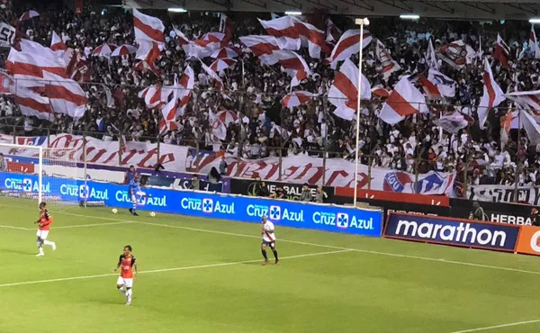 Periodista boliviano que sigue a la selección, confunde los escenarios deportivos mientras entrenaban como previa para el cotejo ante Ecuador