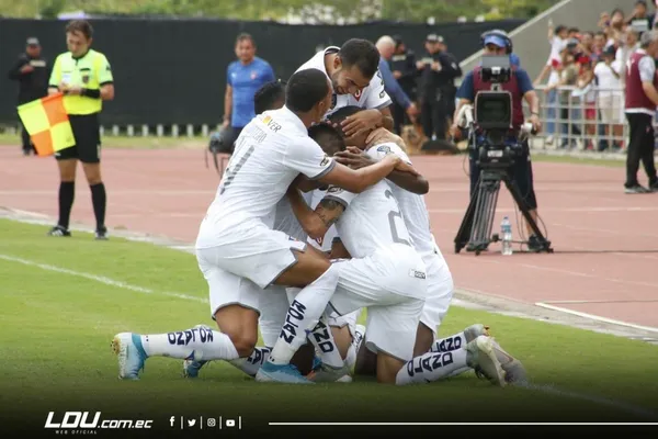 Perlaza se llevó la ovación general de toda la barra del cuadro albo