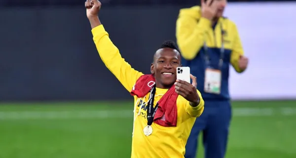 Pervis Estupiñán quedó como campeón de la Europa League y ahora su futuro podría estar en Italia por una razón