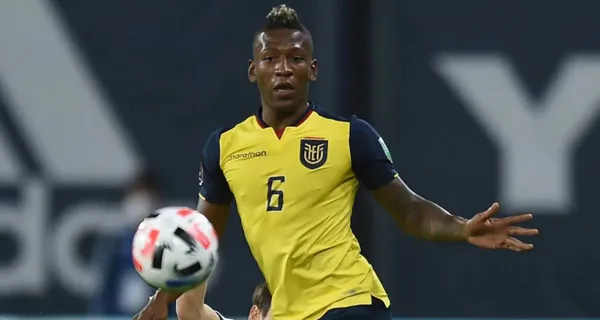 Pervis Estupiñán quiso salir jugador pero le regaló el balón a los japoneses. Pero Hernán Galíndez le salvó los muebles