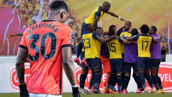Pervis Estupiñán y la selección nacional en el Estadio Rodrigo Paz (Foto tomada de: Instagram de Pervis Estupiñán/ La Tri)