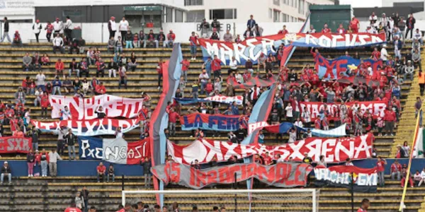 Pese a las prohibiciones, varios hinchas se dieron cita a las afueras del estadio