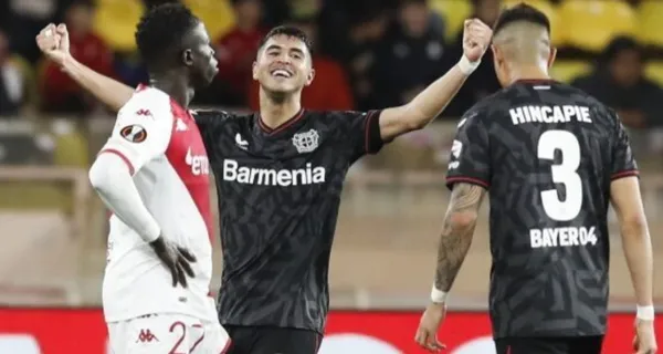 Piero Hincapié no cobró los penales pero los vio entre el Bayer Leverkusen ante AS Mónaco en Europa League