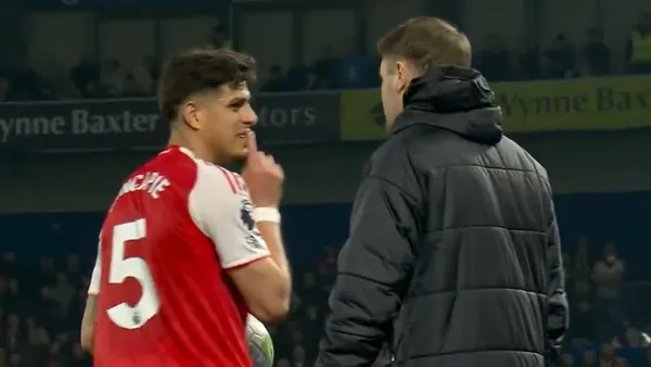 Piero Hincapié corrió por la banda y se topó con el DT del Brighton en un momento particular