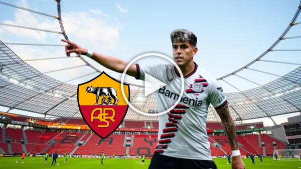 Piero Hincapié dando indicaciones, escudo AS Roma. Foto tomada de: PESLogos/Wikipedia