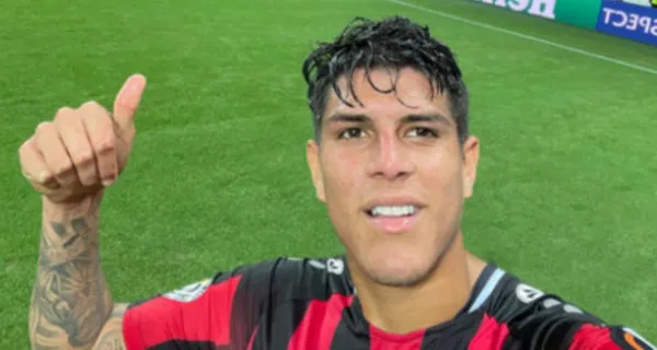 Piero Hincapié esta en una liga donde exigen aprender varios idiomas. Además del alemán también incursionó en el inglés y no le fue nada mal con su publicación