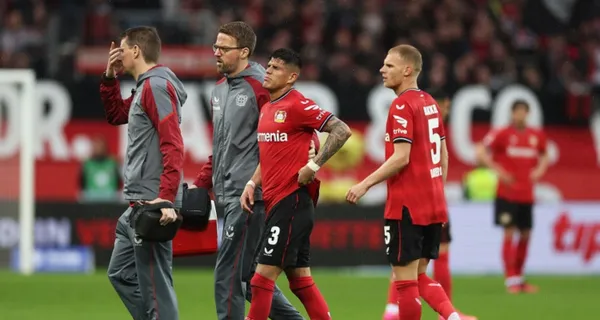 Piero Hincapié fue sustituido contra el RB Leipzig y este tiempo pasará fuera de las canchas