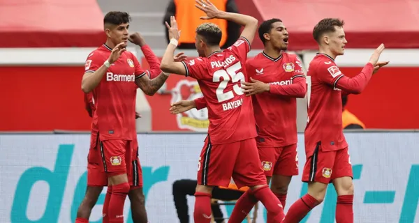 Piero Hincapié reaccionó de esta forma luego de que salió lesionado en el partido del Leverkusen