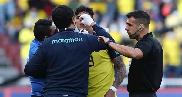 Piero Hincapié recibió un golpe bastante fuerte durante el partido entre Ecuador ante Venezuela que le terminó doliendo la cabeza. En rueda de prensa apenas y podía respirar