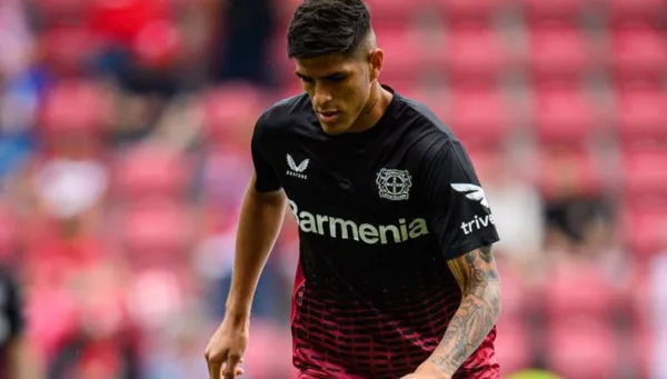 Piero Hincapié salió con cara de pocos amigos tras la expulsión