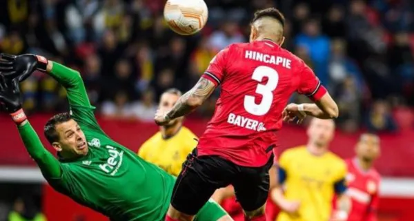 Piero Hincapié no se dejó amilanar por un rival en la Europa League y se ganó una amarilla por su reacción