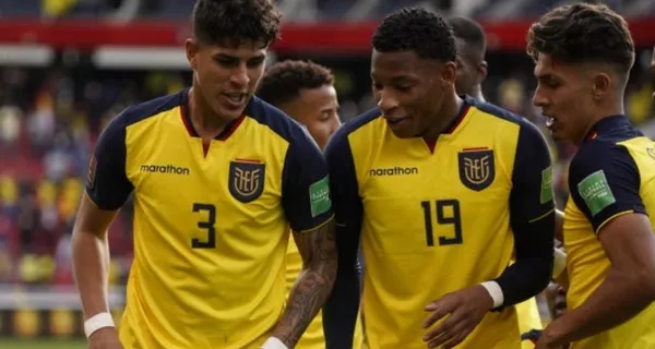 Piero Hincapié terminó agotado y bajoneado tras el empate ante Brasil. Su amigo Gonzalo Plata le subió el ánimo