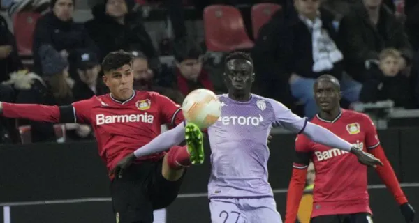 Piero Hincapié tuvo en sus pies el tanto del empate en la última jugada del partido entre Bayer Leverkusen y Mónaco