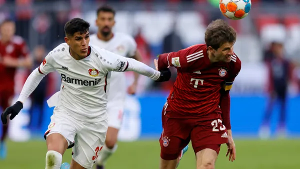 Piero Hincapié tuvo un día más en la oficina contra el Bayern Munich y dejó unas jugadas para el recuerdo