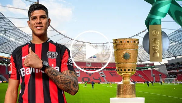 Piero Hincapié y el trofeo de la Pokal en el BayArena (Foto tomada de: Wikipedia/Piero Hincapié)