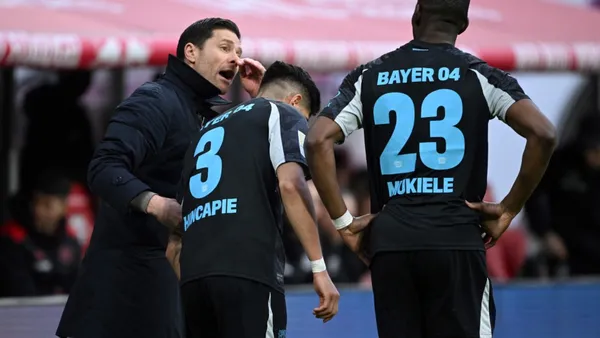 Piero Hincapié y Xabi Alonso / Foto tomada de: Diario Olé