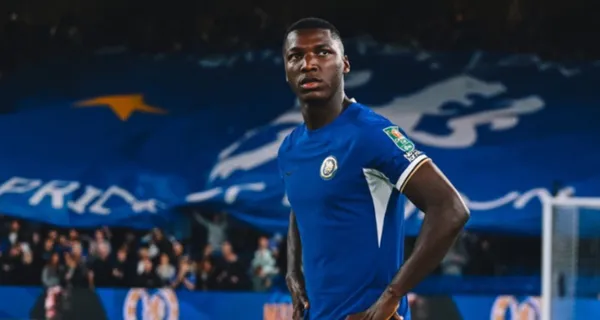 Por poco un compañero hizo ver mal a Moisés Caicedo