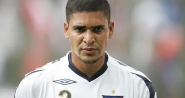 Renán Calle tuvo un paso por uno de los mejores planteles de Liga de Quito, que levantó la Copa Libertadores y jugó el Mundial de Clubes. Terminó jugando en Segunda Categoría pero no cómo se esperaba