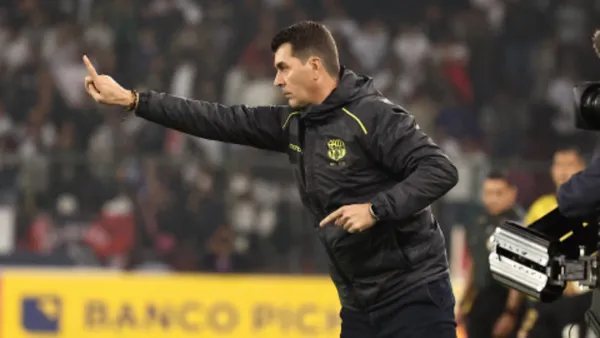 Revelaron que en los camerinos de LDU, luego de perder, puso a disposición su cargo como DT en el Ídolo