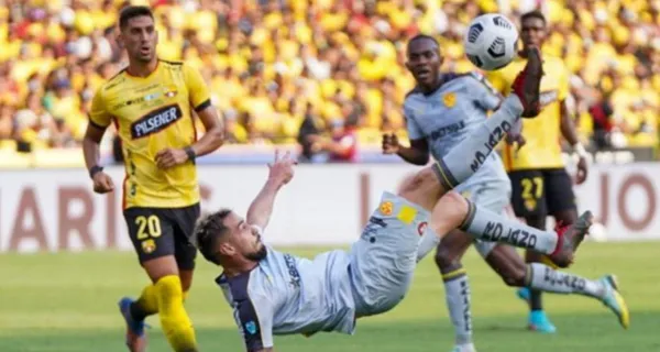 Richard Mina, de Aucas, recibió la tarjeta roja luego de una jugada ante Adonis Preciado pero una imagen demostró que la decisión fue injusta