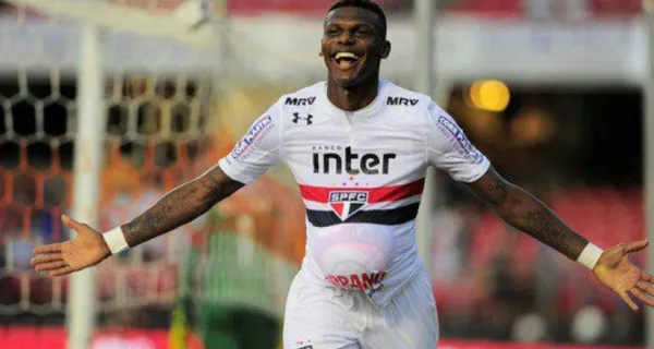 Robert Arboleda está en el ojo de la tormenta luego de su acto de indisciplina y la opinión es dividida si debe ser llamado a la selección ecuatoriana