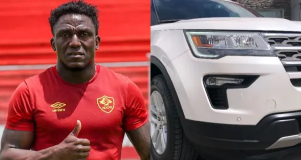 Roberto Ordóñez es el delantero de moda en el fútbol ecuatoriano y mira el carro con el que pasea por las calles de Quito