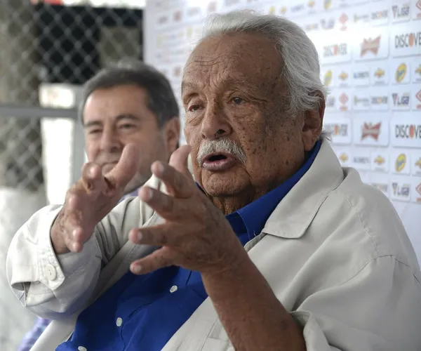 Rodrigo Paz, máximo directivo del cuadro Albo, calificó el juego que practica el equipo como “una pendejada”