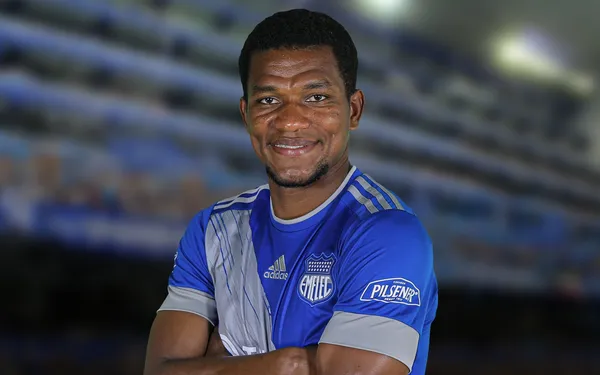 Romario Caicedo tuvo uno de sus peores partidos desde que llegó a Emelec, por una mala decisión de Ismael Rescalvo