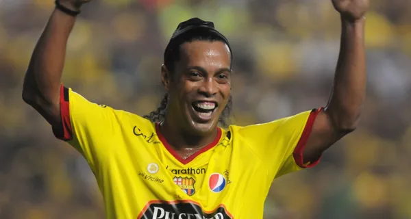 Ronaldinho se puso la camiseta de Barcelona SC en la Noche Amarilla y ahora mira dónde fue a parar