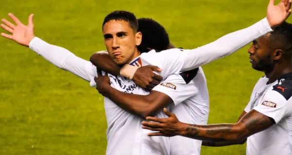 Santiago Scotto se compró su auto para pasear por las calles de Quito