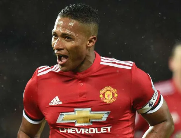 Se logró hacer una colección de camisetas, medallas, pelotas, y aparece la de Antonio Valencia del Manchester United