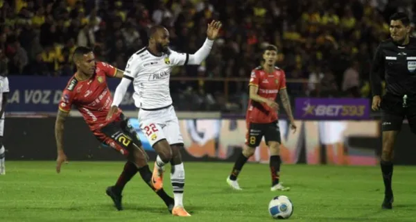 Se pasó caminando todo el partido en la cancha y el jugador de Barcelona SC al que se negaron a pasarle la pelota
